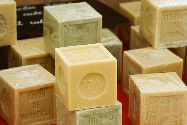 Le Savon de Marseille : Quels sont les origines, les méthodes de fabrication et les bienfaits pour la peau et l'environnement ?