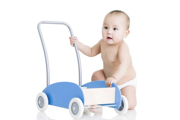 Jeu montessori : pourquoi choisir un chariot de marche ?